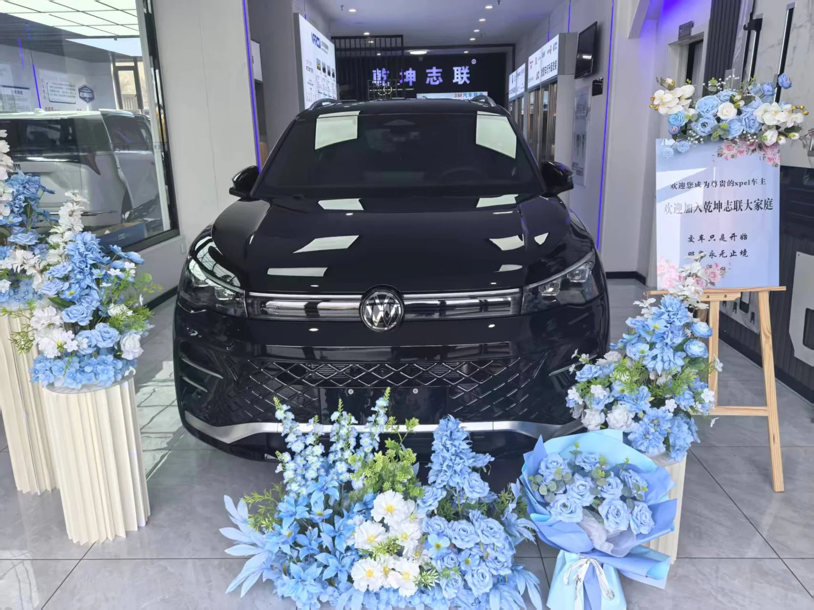 乾坤志联门店实拍与车辆展示：商务、车灯与电子