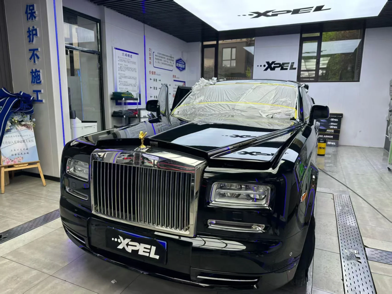 乾坤志联门店实拍与车辆展示：汽车窗膜
